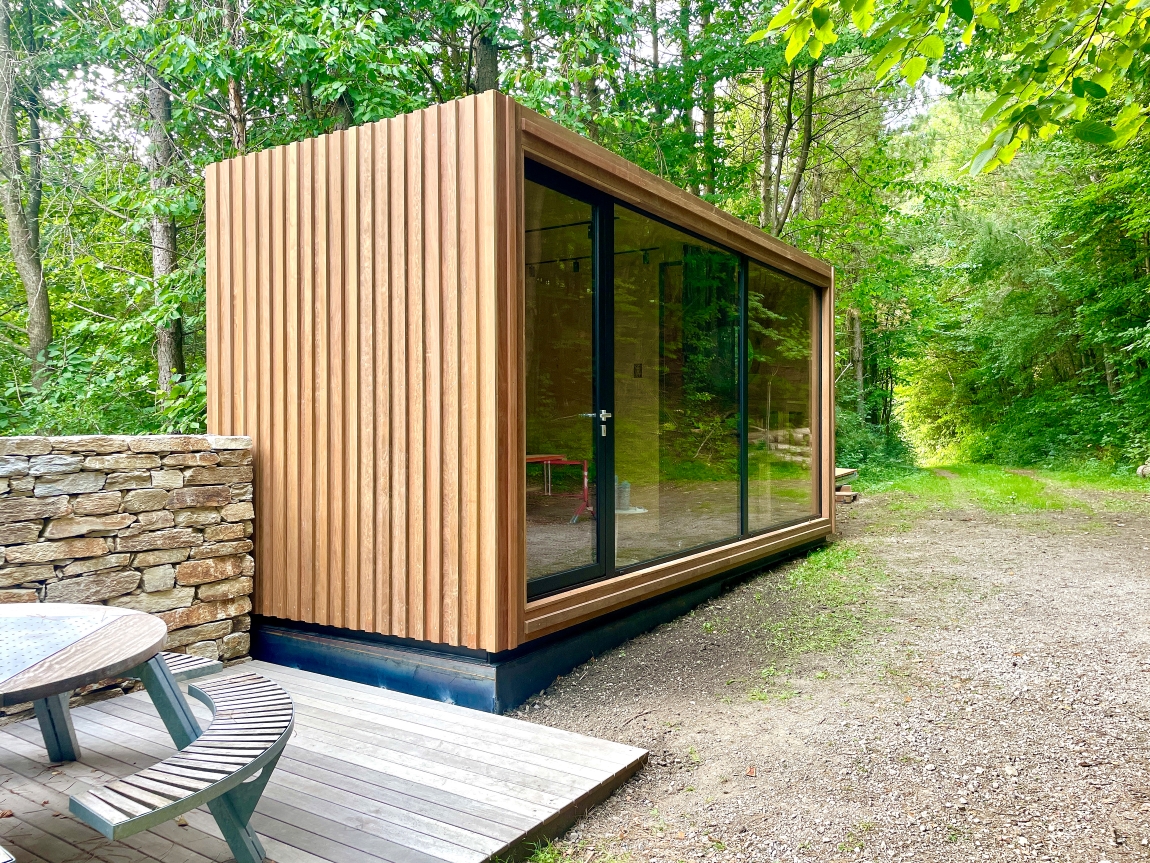 Livingglas Pavillon Sauna Gartensauna Waldsauna Flachdachpavillon Moderner Pavillon Holzfassade Glasdesign 001