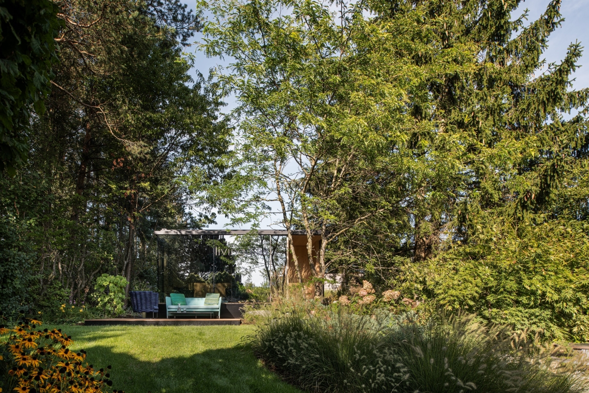 Livingglas modern Pavillon Spiegelglas Natur Spiegelhaus Spiegelgartenhaus Gartenhaus minimal windows Gartenpavillon Gartenpavillon Flachdach Gartenideen Begrunder 001