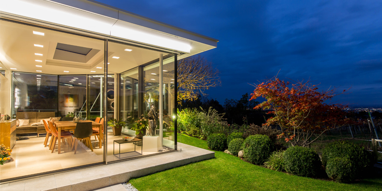 Moderner Wintergarten mit den Schiebetüren von Livingglas