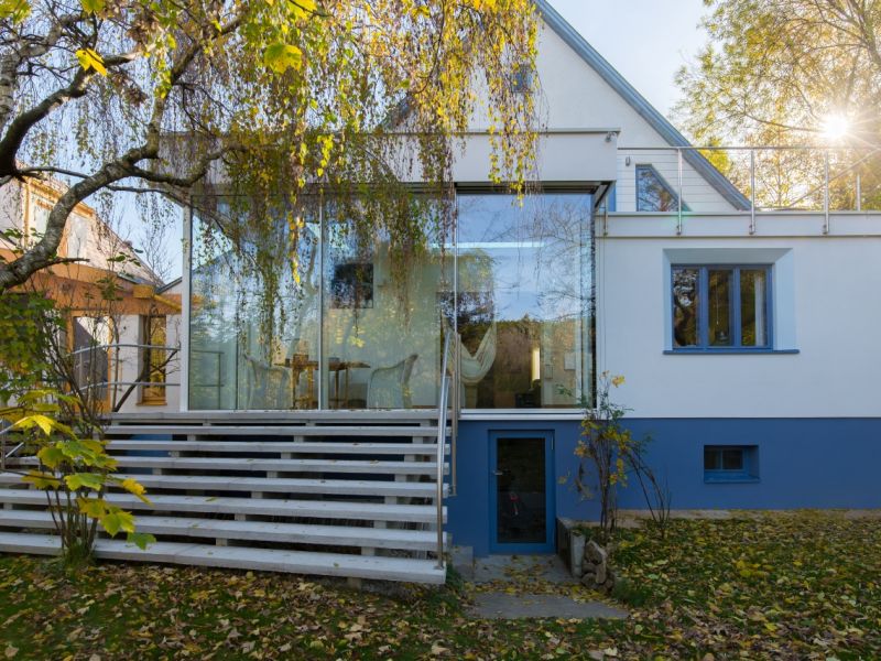 Weiß blaues Haus mit einer modernen Livingbox 