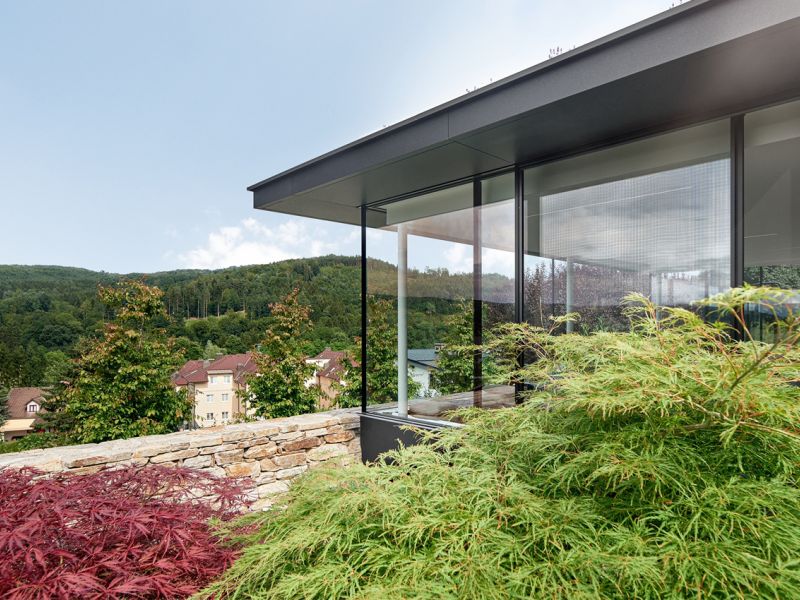 Eine Livingbox auf einem Berg mit schöner Aussicht 