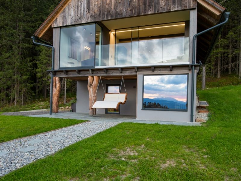 Ein mit Glas versehenes Chalet in den Bergen 