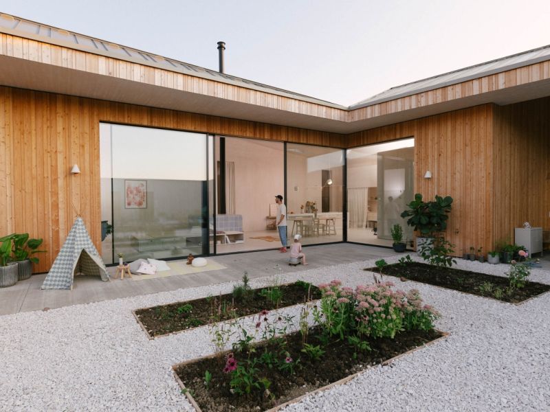 modernes Haus mit Holz und minimal windows