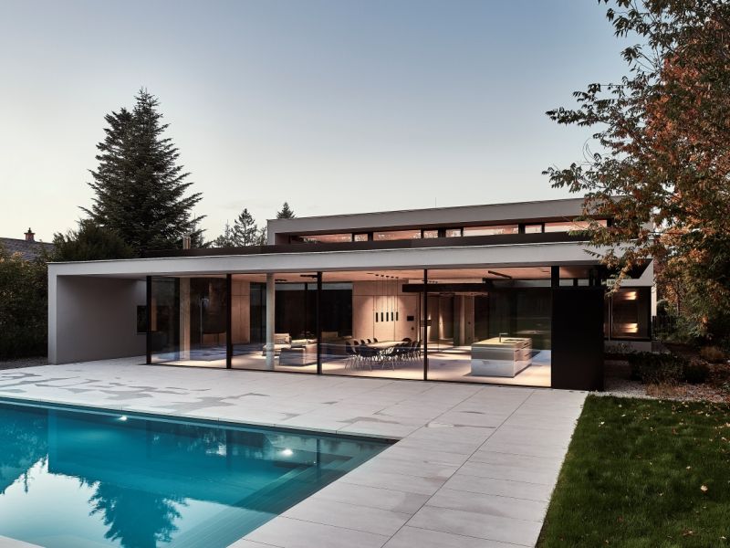 Großzügige Terrasse mit Pool und modernen Haus 