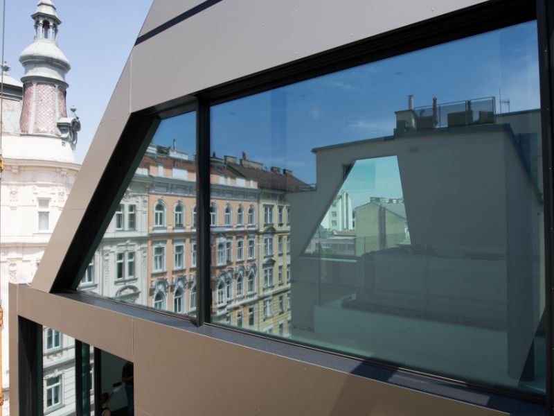 Schräges Fenster mit Alucobond Verkleidung 