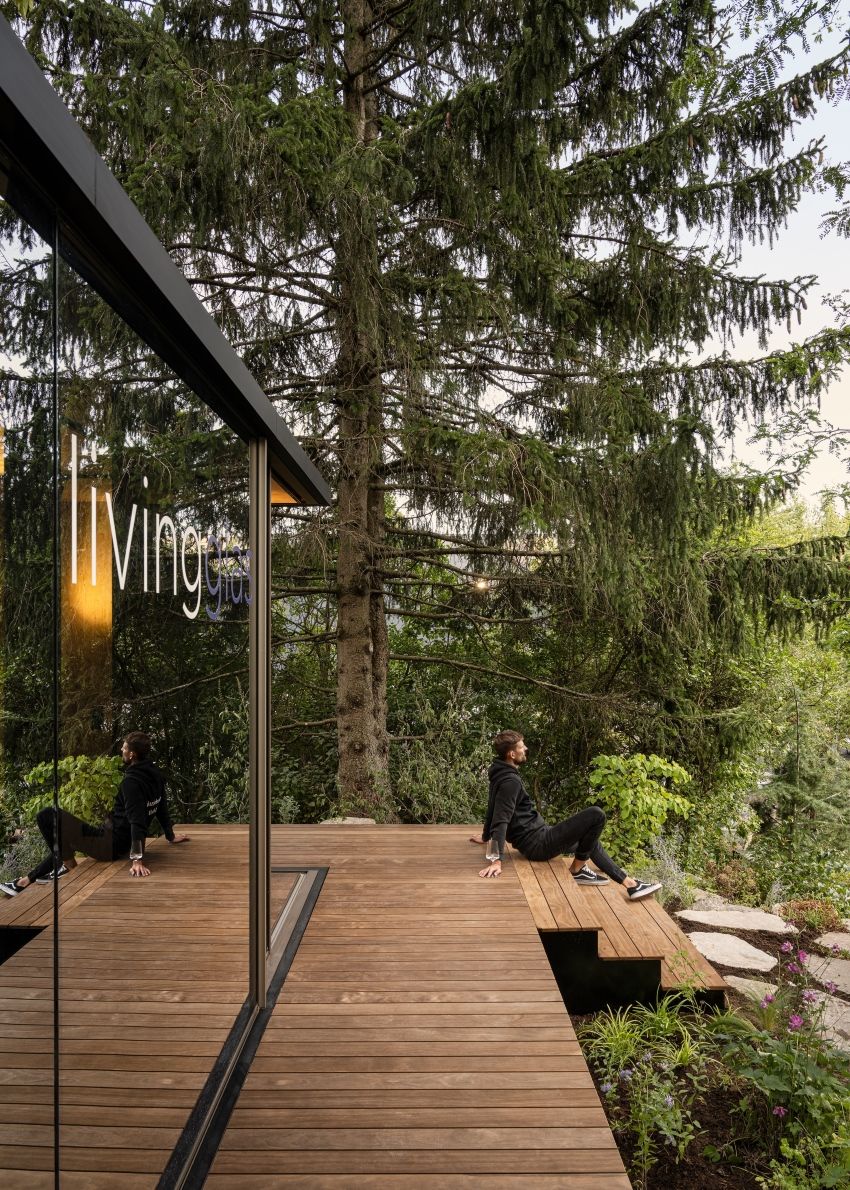 Ein Gartenpavillon von Livingglas und auf der Terrasse sitzt eine Person und genießt die Ruhe
