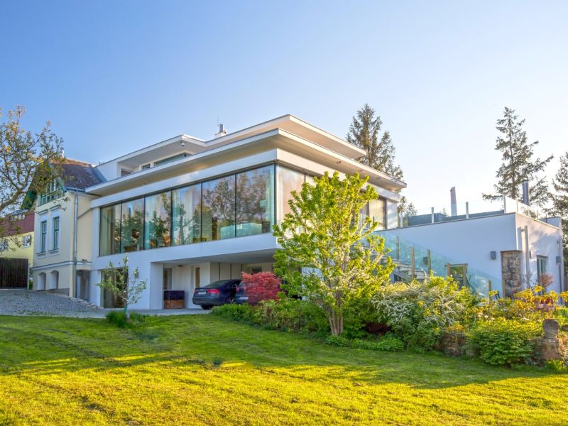 Alte Villa mit einem modernen Zubau von Livingglas 