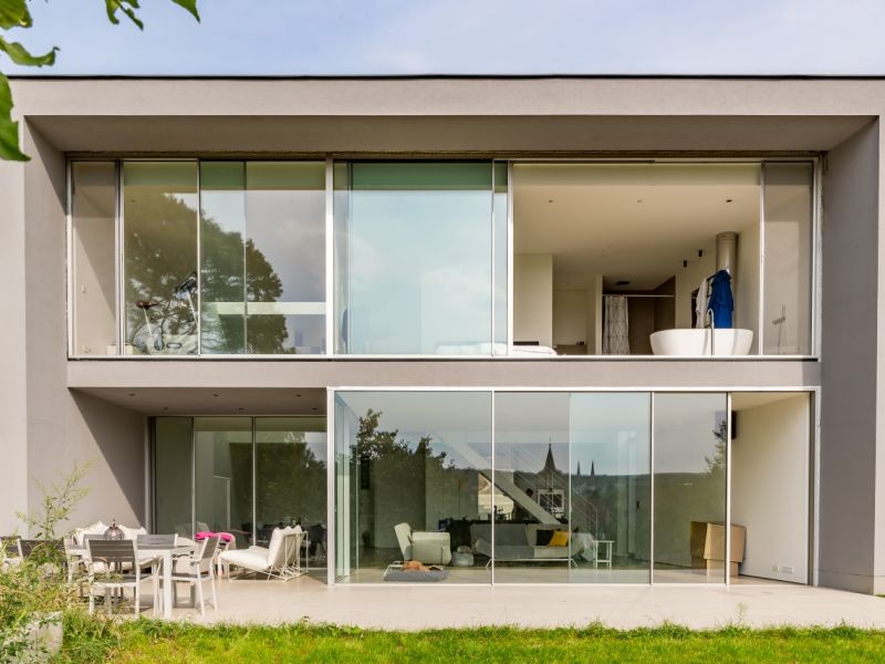 Modernes Haus mit Glasfassade von Livingglas